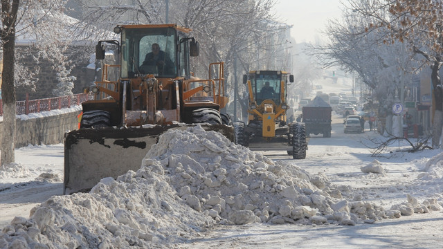 Karlar kamyonlarla şehir dışına taşınıyor