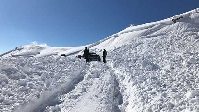 Hakkaride çığ düştü! Onlarca araç yollarda mahsur kaldı