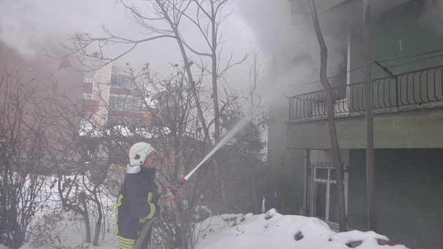 Kırıkkale'de ev yangınında bir kişi dumandan etkilendi