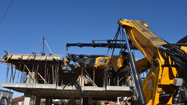 Kırılan vinç kolunun altında kalan işçi öldü