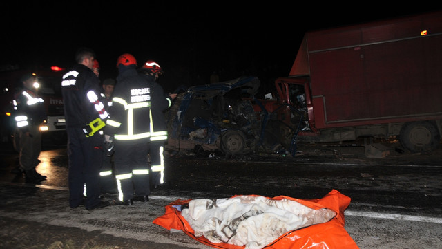 Kocaeli'de trafik kazası: 1 ölü, 4 yaralı