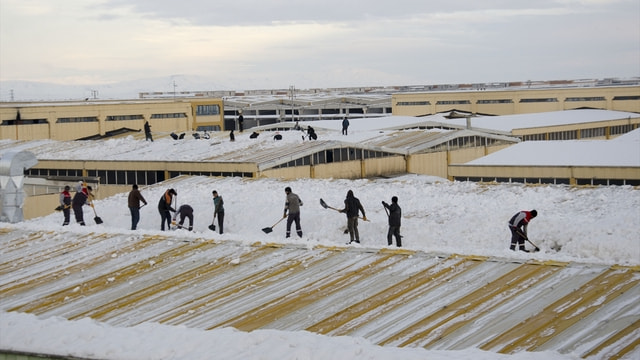 Konya'da kar nedeniyle 34 fabrikanın çatısı çöktü