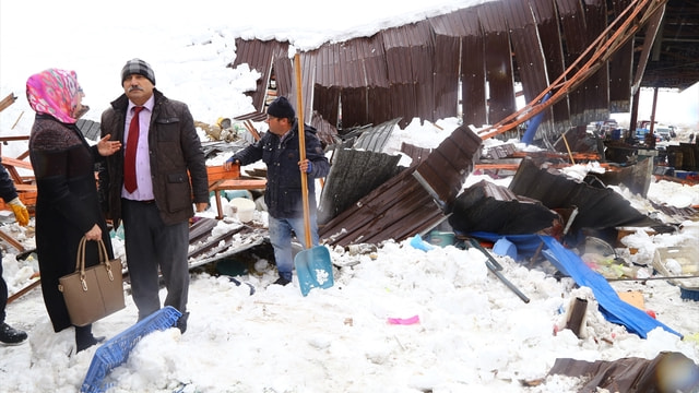GÜNCELLEME 2 - Konya'da pazar yeri çatısı çöktü