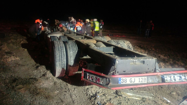 Konya'da yolcu otobüsü kamyona çarptı: 1 ölü, 15 yaralı