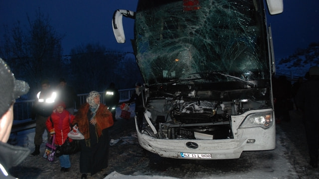 Kütahya'da otobüs tıra çarptı: 1 yaralı