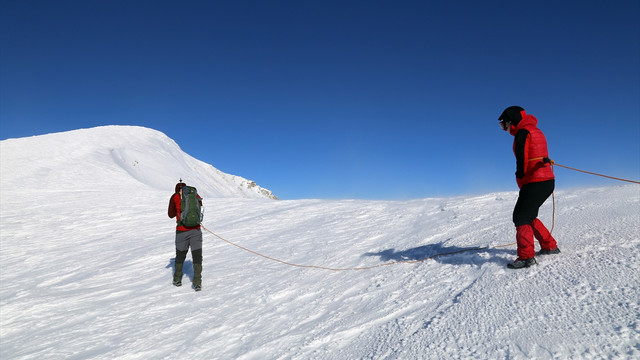 Kutup soğuklarını aşıp Kösedağ'da Türk bayrağı açtılar