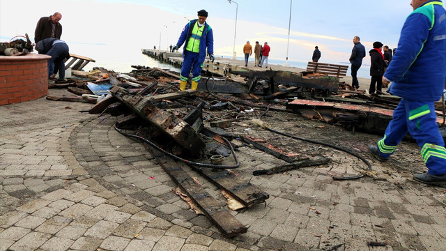 Lodos 17 metrelik gemiyi parçaladı