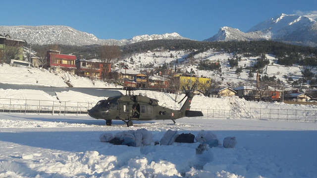 Mahsur kalan madencilere askeri helikopterle gıda yardımı