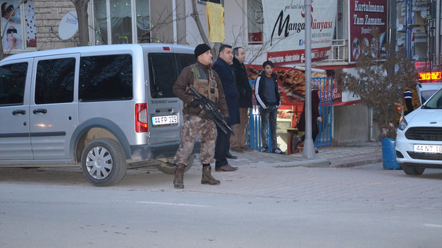 Malatya'da bir kişi anne babasını rehin aldı