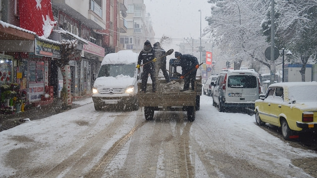 Manisa'da kar yağışı