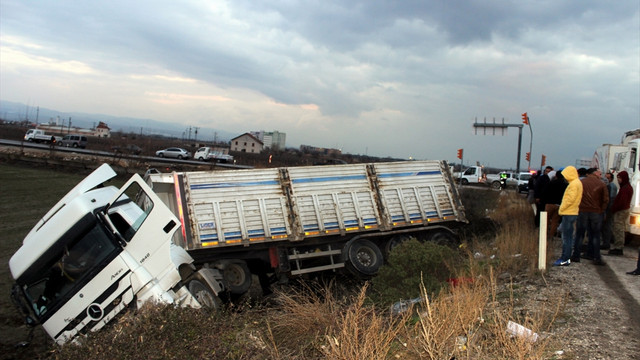 Manisa’da trafik kazası: 2 ağır yaralı