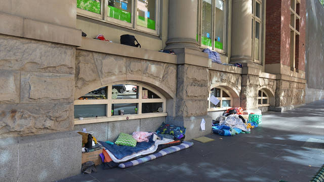 Melbourne'de evsizler sokaklara geri döndü