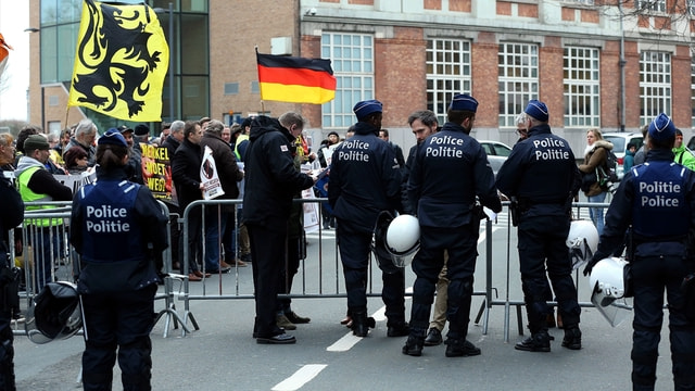 Merkel, Belçika'da protesto edildi