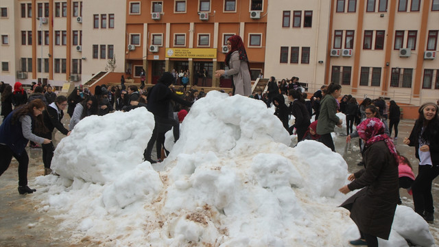Mersin'de öğrencilere kar sürprizi sürüyor