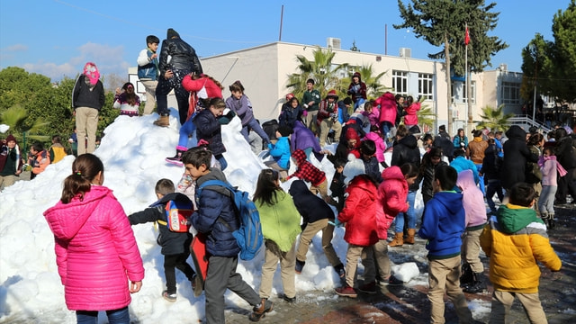 Mersin'de okullara kar taşınıyor