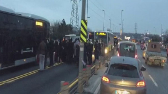 Metrobüs kaza yaptı! Seferlerde gecikme yaşanıyor