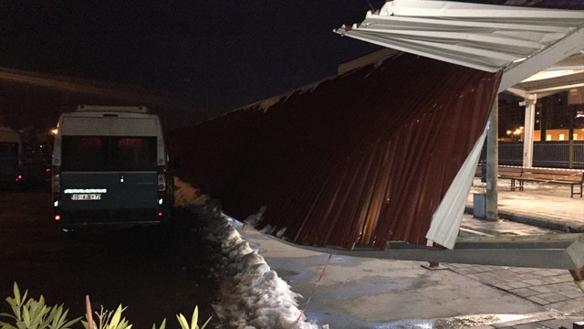 Minibüslerin kalktığı alandaki tente kardan çöktü