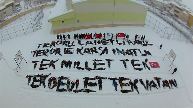 Öğrencilerden teröre anlamlı tepki