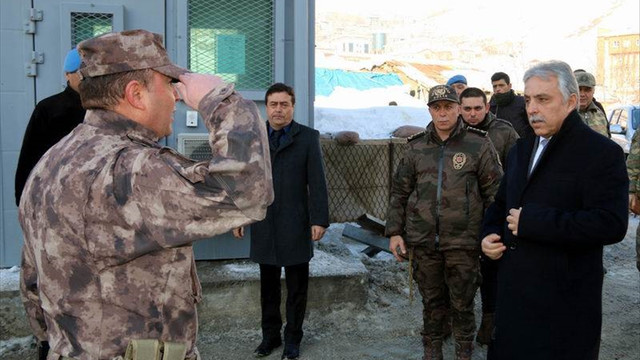 Onları kazdıkları hendeklere gömdünüz