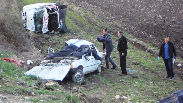 GÜNCELLEME- Osmaniye'de ambulans otomobille çarpıştı: 5 ölü, 2 yaralı