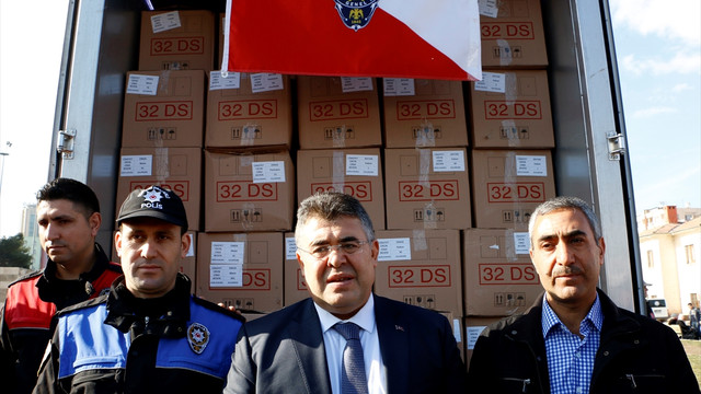 Polislerden Haleplilere giyim yardımı