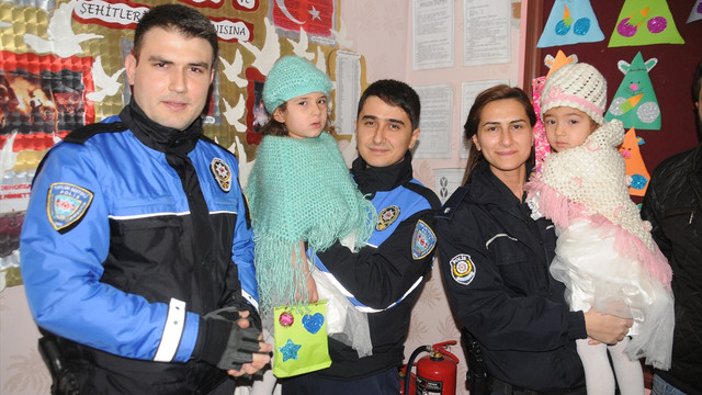 Polisten terör mağduru öğrencilere karne hediyesi