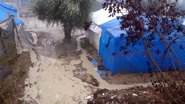 Sağanak Suriye'deki çadır kentleri vurdu