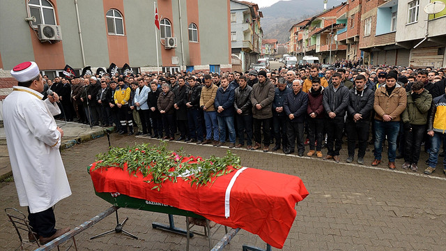 Sağlık görevlisi son yolculuğuna uğurlandı