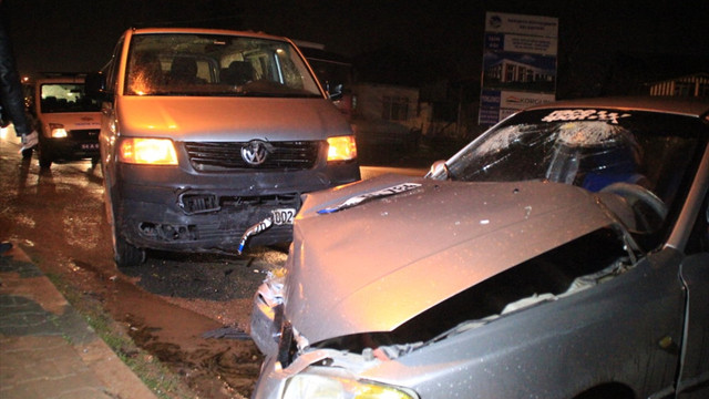 Sakarya'da minibüs ile otomobil çarpıştı: 8 yaralı