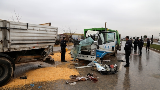 Şanlıurfa'da çöp kamyonu tıra çarptı: 3 yaralı