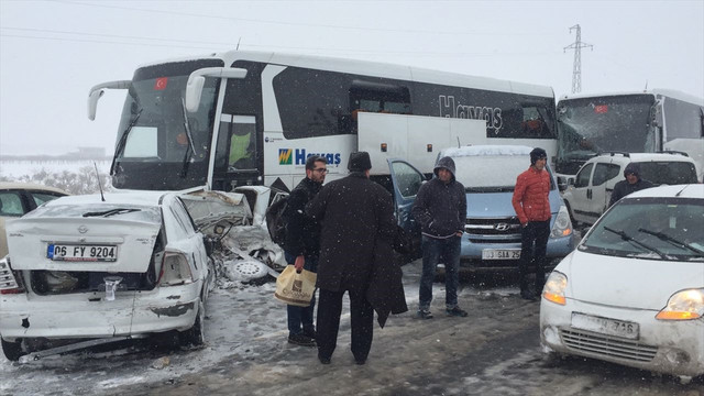 Şanlıurfa'da kar kazalara neden oldu: 13 yaralı