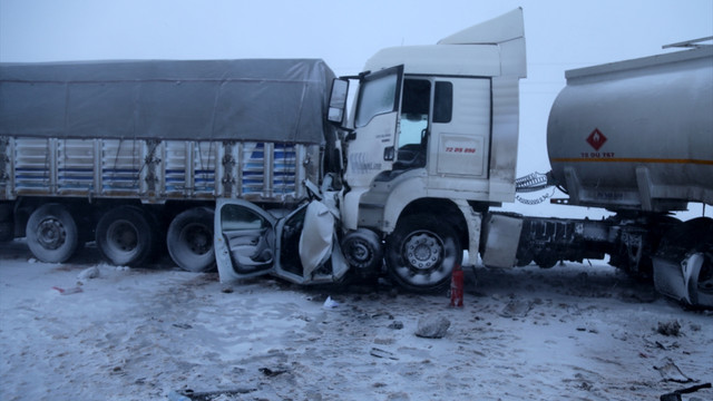 Şanlıurfa'da zincirleme trafik kazası: 2 ölü, 8 yaralı