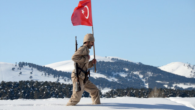 Sarıkamış Şehitleri için karda çıplak nöbet tuttu