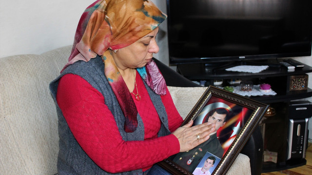 Şehit oğlunun nişan yüzüğünü boynunda taşıyor