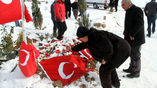 Şehit polis Sekin'in babası oğlunun kabrini ziyaret etti