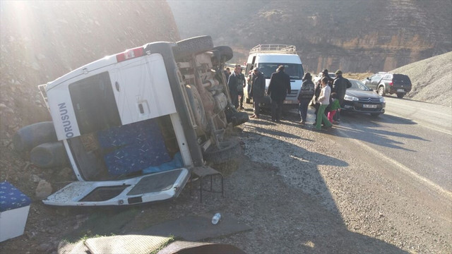 Siirt'te minibüs şarampole devrildi: 13 yaralı