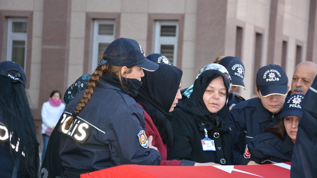 Silah arkadaşı şehit eşini son yolculuğuna uğurladı