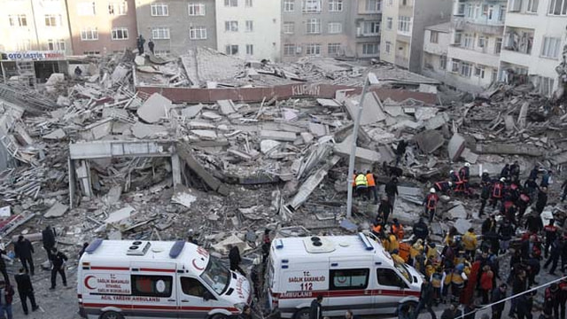 Zeytinburnunda bina çöktü! 2 kişi hayatını kaybetti