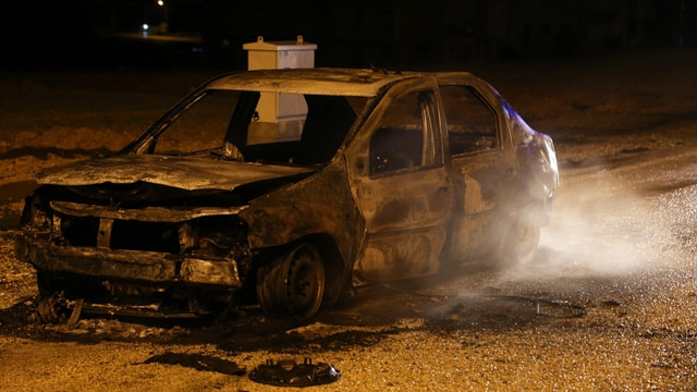Taksiciyi darbedip aracını yaktılar