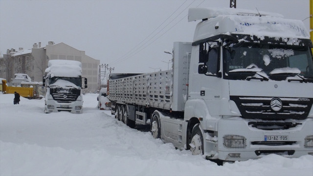 Tatvan-Ahlat yolunda mahsur kalanlar kurtarıldı