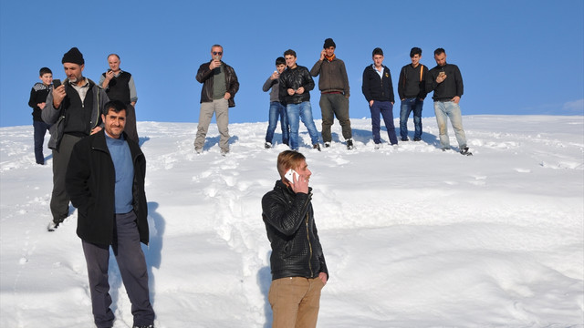 Telefonla konuşmak için soğukta tepeye çıkıyorlar