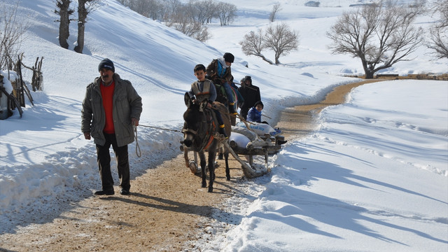 Ulaşımlarını kızakla sağlıyorlar