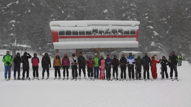 Üniversitelilere Yıldıztepe'de kayak eğitimi