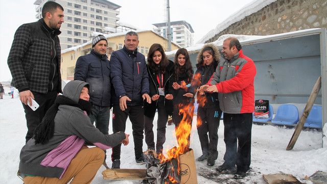 Üşüyen rakiplerini ateş yakıp ısıttılar