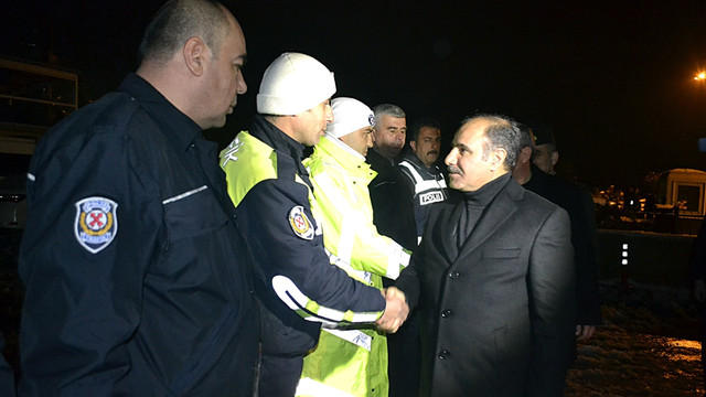 Vali Aktaş'tan nöbet tutan polis ve askerlere ziyaret