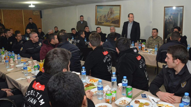 Validen nöbet tutan güvenlik güçlerine ziyaret