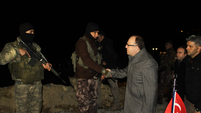 Validen nöbet tutan güvenlik güçlerine ziyaret