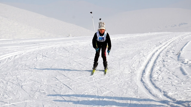 Yüksekova'da kayaklı koşu yarışması