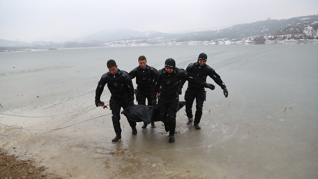 Yüzeyi buz tutan gölde şişe toplarken suya düşen kişinin kaybolması