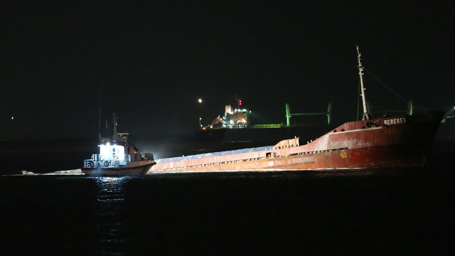 Zeytinburnu açıklarında gemi kurtarma çalışması